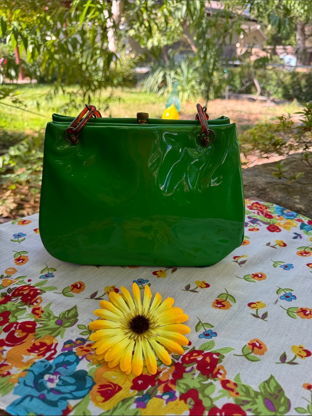 👛 RARE + Vintage; Kelly Green 50’s/60’s Vinyl Purse w/Coca Cola Colored Handles! - Picture 2 of 14